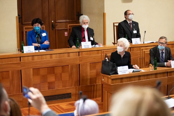 Predsedkyne AV   reditel